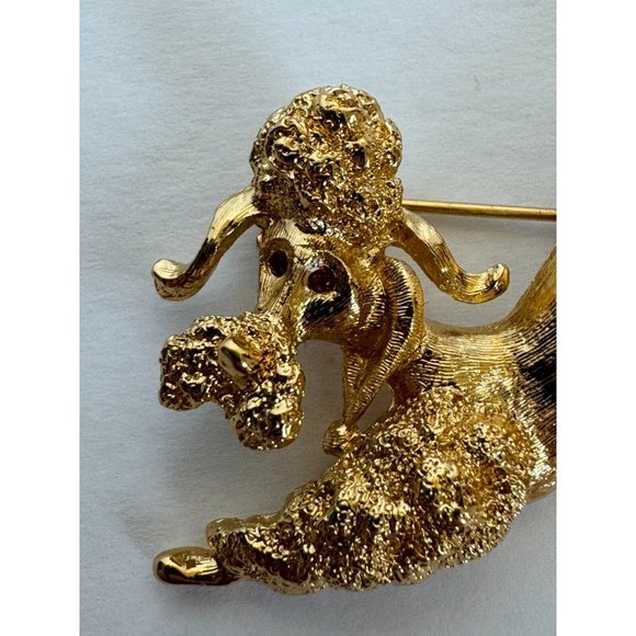 Vintage Signed Monet Playful Poodle Brooch Gold-Tone Ruby Rhinestone Eye Dog Pin - Picture 3 of 5